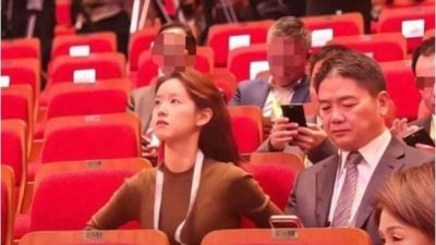 APEC会议被拍 刘强东：从此在老婆面前没自信