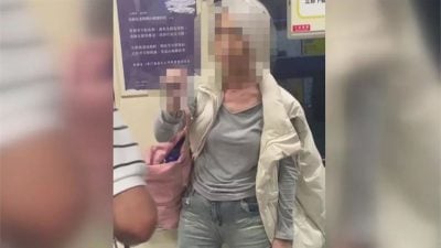 台北捷运乘客疑不满被踩车厢亮刀