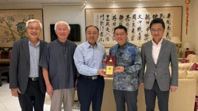 祖父南侨机工事迹获中方肯定 倪可敏代领抗战胜利纪念章