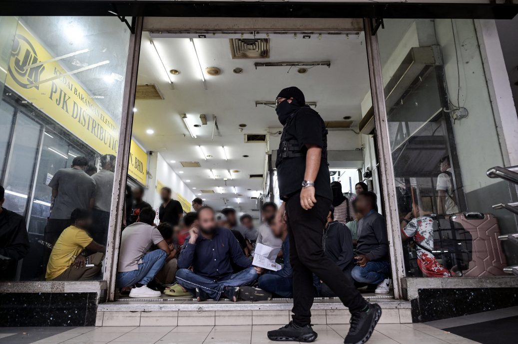 移民局突击秋杰路批发商场 124名非法入境者落网