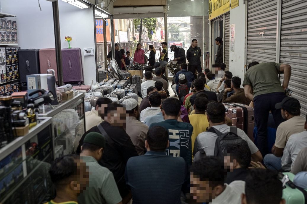 移民局突击秋杰路批发商场 124名非法入境者落网