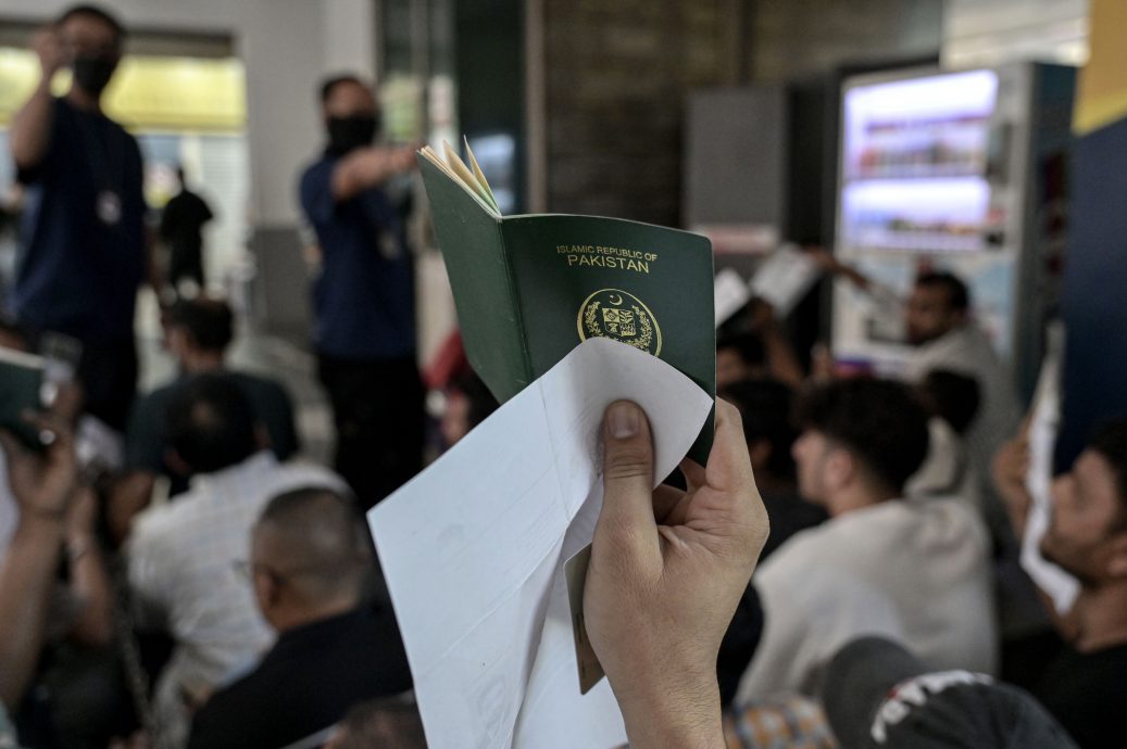 移民局突击秋杰路批发商场 124名非法入境者落网