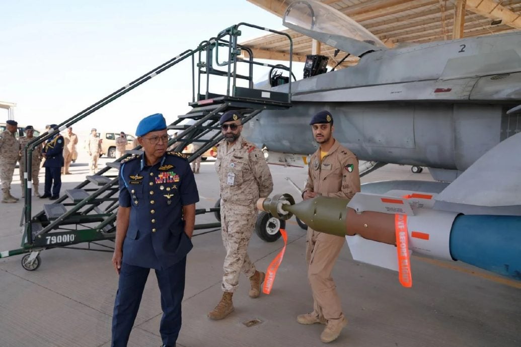 空军首长视察科威特空军的F/A-18C/D“大黄蜂”战斗机