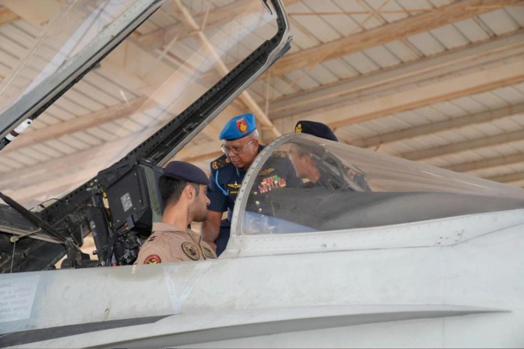 空军首长视察科威特空军的F/A-18C/D“大黄蜂”战斗机