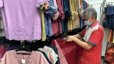 窥探百业 | 直播时代来势汹汹 半世纪衣摊老档主仍坚持传统经营