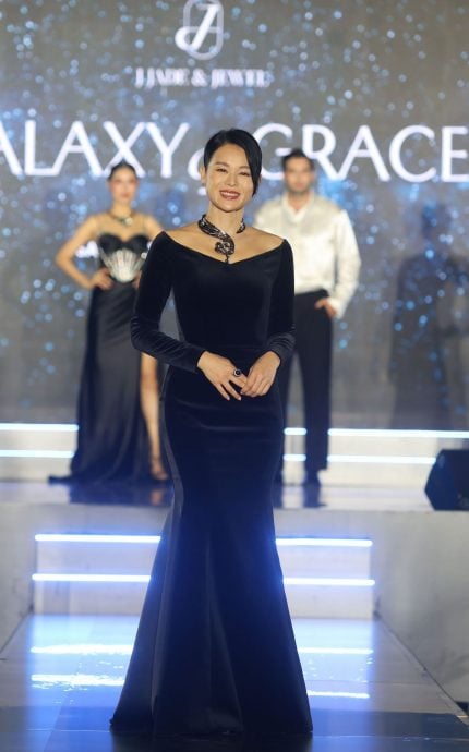 紧身鱼尾裙礼服撇怀4胎 胡杏儿贵气走猫步比爱心