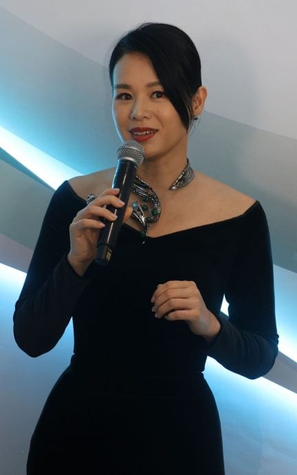 紧身鱼尾裙礼服撇怀4胎 胡杏儿贵气走猫步比爱心