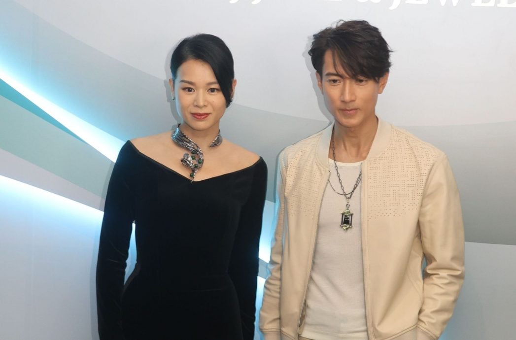 紧身鱼尾裙礼服撇怀4胎 胡杏儿贵气走猫步比爱心