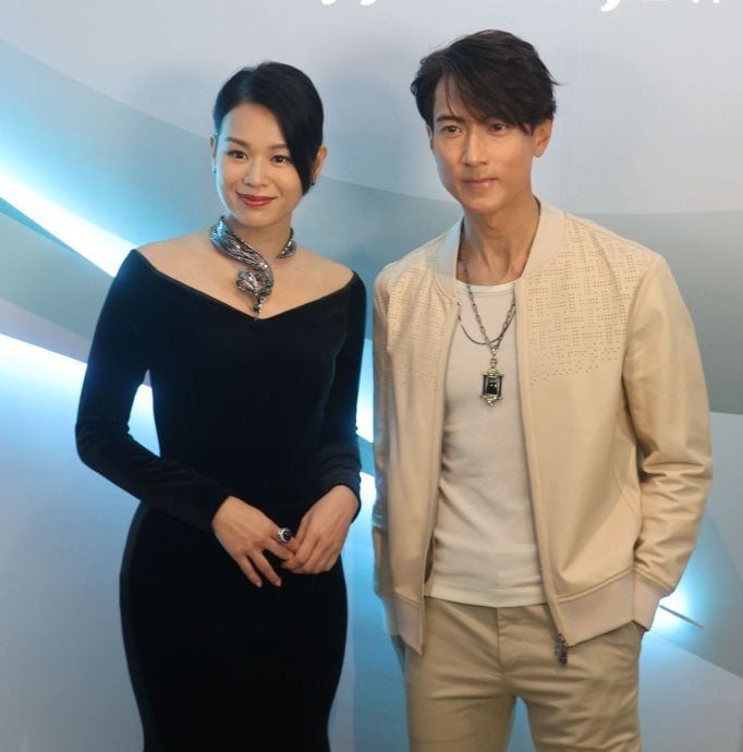 紧身鱼尾裙礼服撇怀4胎 胡杏儿贵气走猫步比爱心