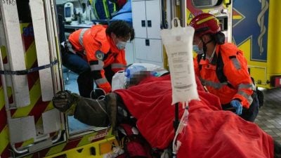 香港宏福苑五级大火︱多人烧伤抵院 “穿黄金战衣” 消防员熏黑昏迷