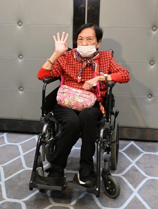 罗兰抱恙出席《欢乐今宵》晚会 余慕莲坐轮椅撑场