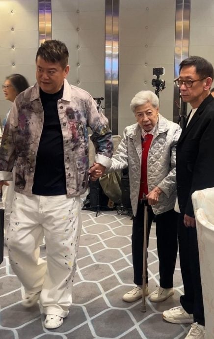 罗兰抱恙出席《欢乐今宵》晚会 余慕莲坐轮椅撑场