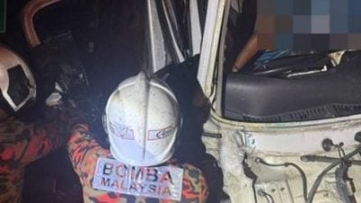 罗里追尾罗里 司机受困车座