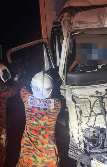 罗里追尾罗里 司机受困车座