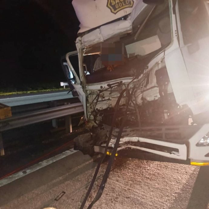 罗里追尾罗里 司机受困车座