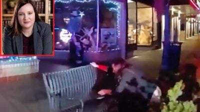 女法官当街脱裤尿尿 烂醉失态半裸蹲草丛