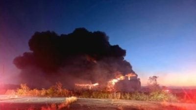 美得州退役发电厂大火 黑色浓烟弥漫多地