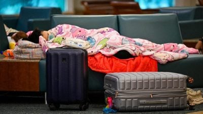 美联邦政府停摆近纪录 班机延误波及320万人 运输部长警告或关闭领空