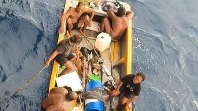 翻船后海上漂流8天 6男女被中国船员救起