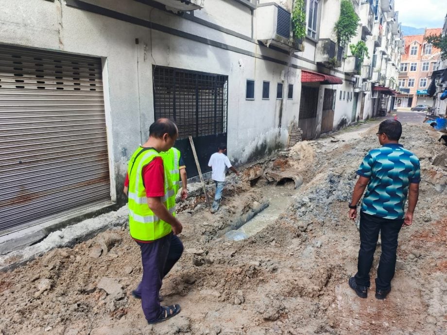 耗资40万令吉 金宝新旧街场提升排水铺路