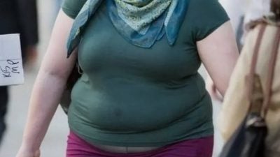 少女被身材羞辱落泪 哥哥及时出现撑她