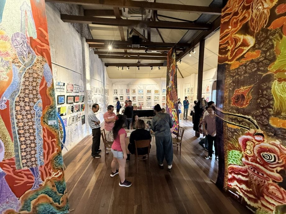 育才独中《凝·彩》文美班毕业展 26学生走出教室展艺术作品