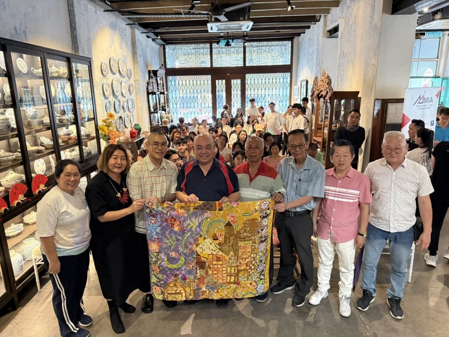 育才独中《凝·彩》文美班毕业展 26学生走出教室展艺术作品