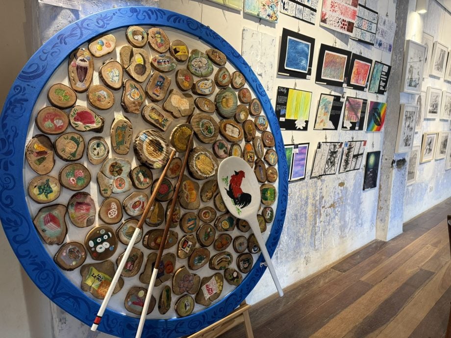 育才独中《凝·彩》文美班毕业展 26学生走出教室展艺术作品