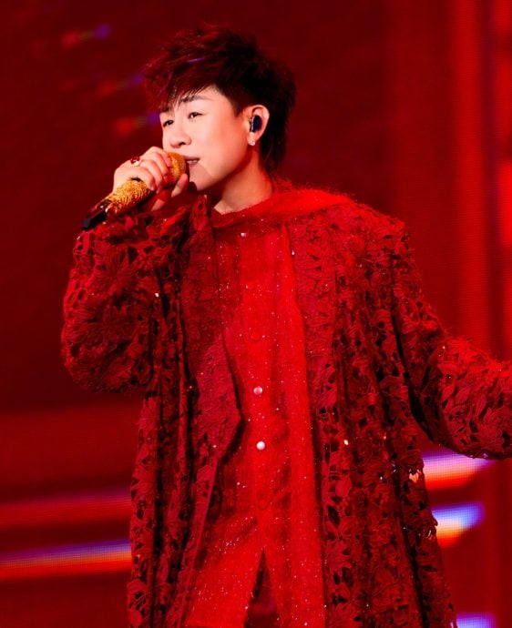 胡彦斌海边激吻小16岁女网红 爆新恋情竟被疑AI造假