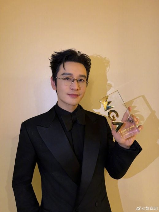 胡杏儿开心中国得奖 林允被4男“抬”入场