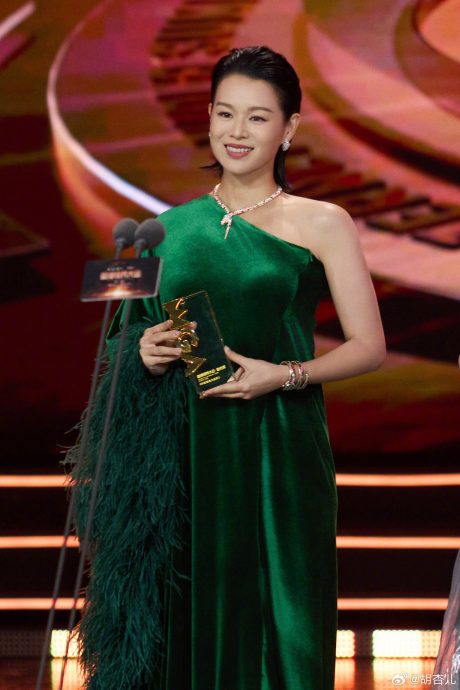 胡杏儿开心中国得奖 林允被4男“抬”入场