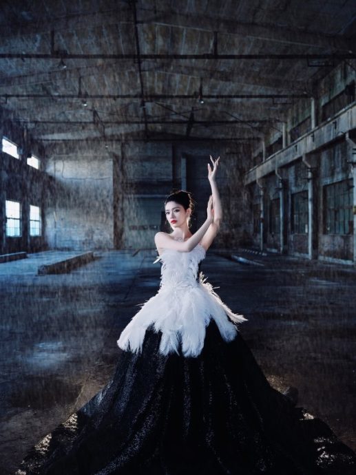 胡杏儿开心中国得奖 林允被4男“抬”入场