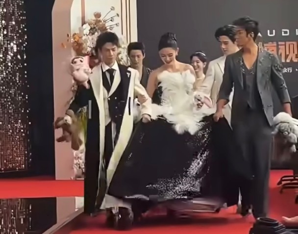 胡杏儿开心中国得奖 林允被4男“抬”入场