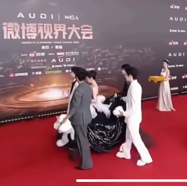 胡杏儿开心中国得奖 林允被4男“抬”入场