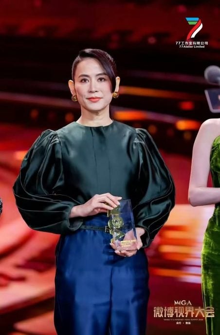 胡杏儿开心中国得奖 林允被4男“抬”入场