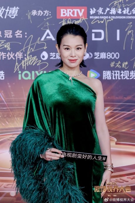 胡杏儿开心中国得奖 林允被4男“抬”入场