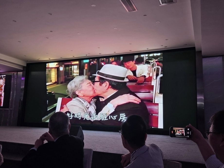 胡枫罗兰激吻照流出 背后真相曝光