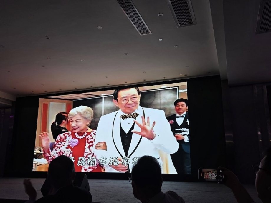 胡枫罗兰激吻照流出 背后真相曝光