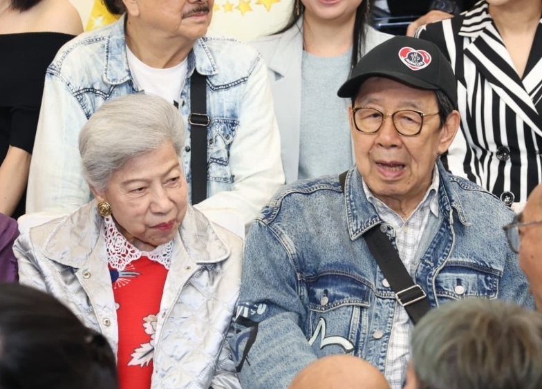 胡枫罗兰激吻照流出 背后真相曝光