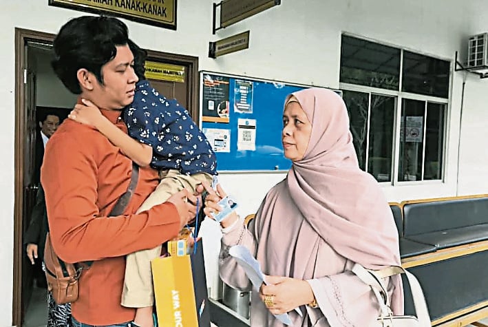 自闭儿扎恩命案  推事庭批准申请  父取回监护权 紧拥次子