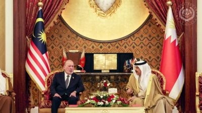 国事访问飞抵机场 元首获巴林国王亲迎接