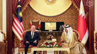 国王哈马德陪同   元首访巴林内政部