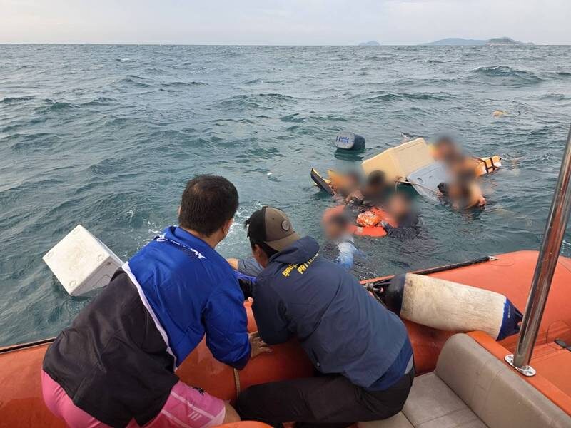 芭提雅岸外遇巨浪翻船 15人海上漂浮8小时