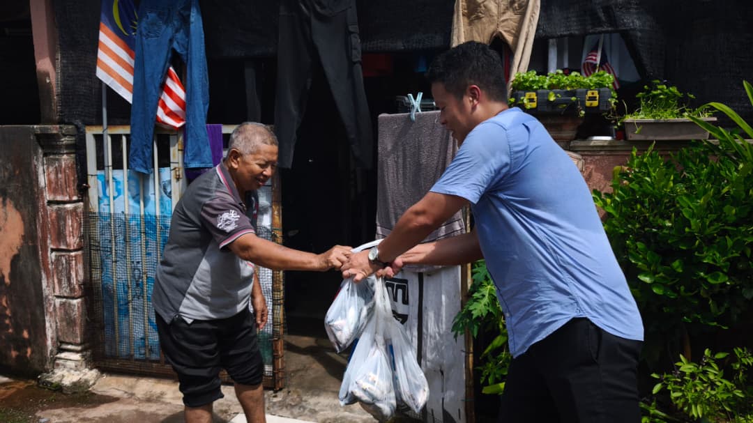 获热心鱼商捐赠，陈俊广派发250公斤鲜鱼予弱势群体。