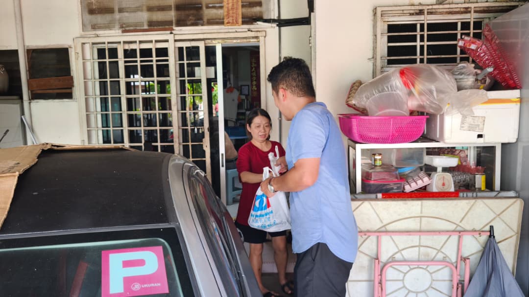 获热心鱼商捐赠，陈俊广派发250公斤鲜鱼予弱势群体。