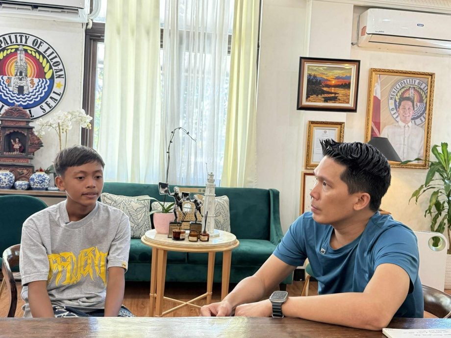 菲15岁少年冒洪水救50村民! 获政府奖励大学全免学费