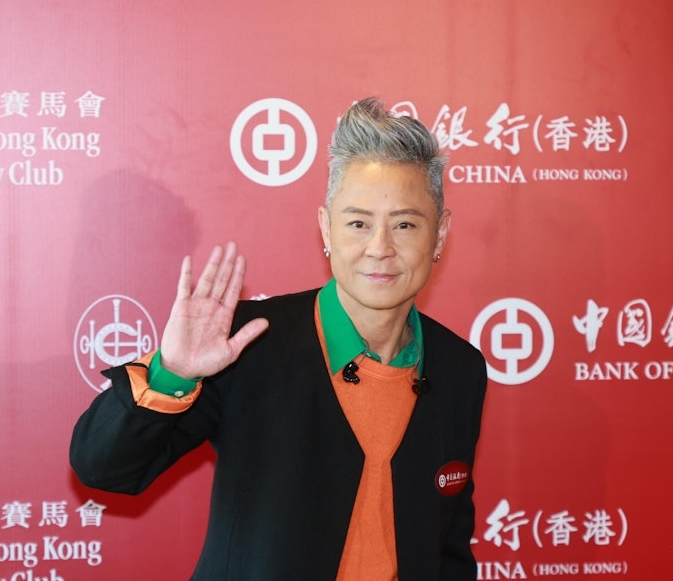 蔡一杰帮忙救火兼报警 获草蜢颁好市民奖