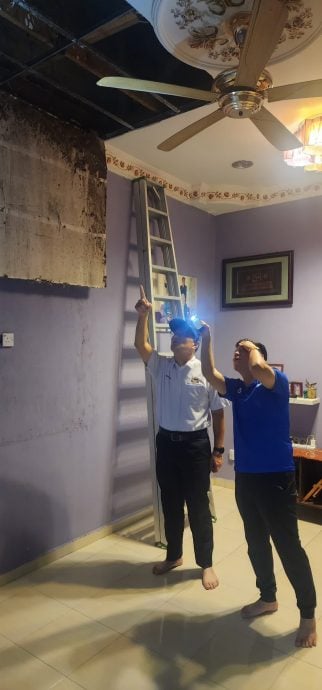 蔡求伟协助处理两户受树倒波及的善后工作