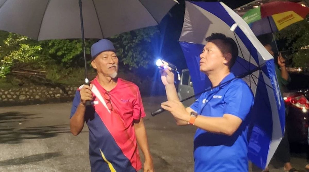 蔡求伟协助处理两户受树倒波及的善后工作