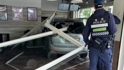 视频 | 66岁女司机疑误踩油门 早餐店秒变“停车位”！